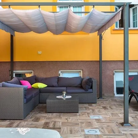 In Mit Grill, Garten Und Terrasse
